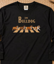 The Bulldog | 横断歩道を渡る4匹のブルドッグ 犬 長袖Tシャツ | フロントのみプリント