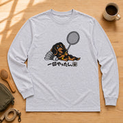 Badminton Dachshund V1 | 一回やったし。 バドミントン 犬 おもしろ ダックスフンド 長袖Tシャツ | フロントのみプリント