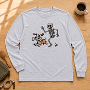Skeleton Dog Bone Chase ガイコツと犬のイラストデザイン | 長袖Tシャツ | フロントのみプリント