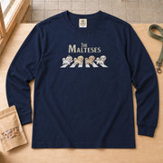 The Maltese | 横断歩道を渡る4匹のマルチーズ 犬 長袖Tシャツ | フロントのみプリント