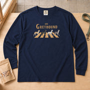 The Greyhounds | 横断歩道を渡る4匹のグレイハウンド 犬 長袖Tシャツ | フロントのみプリント