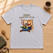 Shiba Ikebana Club 柴犬 生け花クラブ「華道と和の心」 Tシャツ|フロントプリント