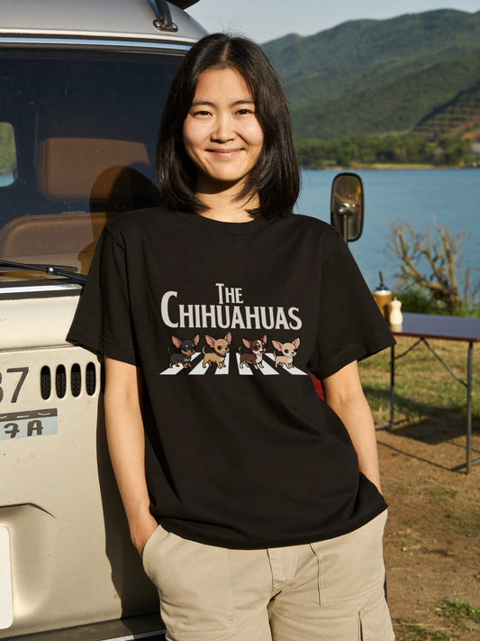 THE CHIHUAHUAS | チワワ 横断歩道 ゆるかわパロディTシャツ【犬好き・愛犬家・ギフトに最適】