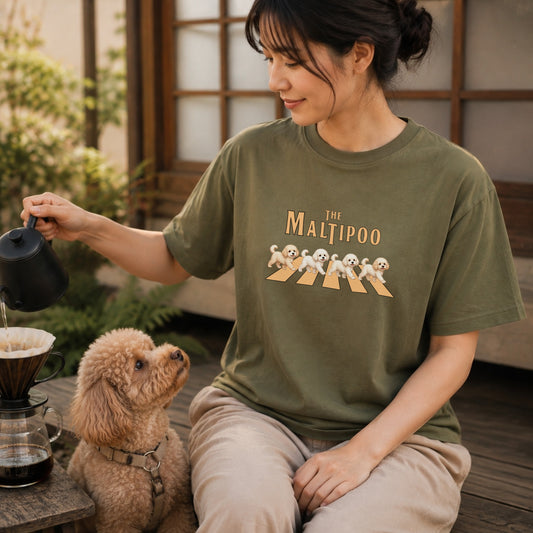 THE MALTIPOO | マルプー 横断歩道 お散歩 面白Tシャツ【犬好き・ギフトに最適】