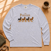 The Pinscher | 横断歩道を渡る4匹のミニチュアピンシャー 犬 長袖Tシャツ | フロントのみプリント