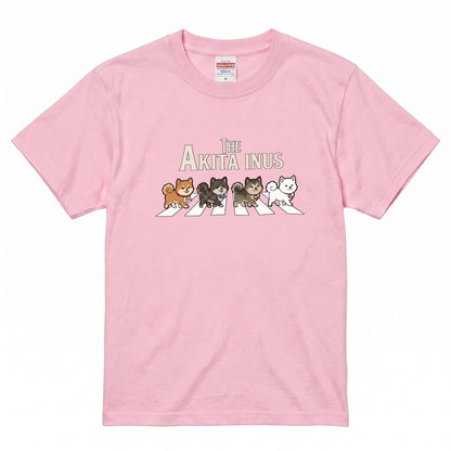 THE AKITA INUS | 横断歩道 ゆるかわ 秋田犬4匹（赤・虎・白） パロディ Tシャツ【犬好き・愛犬家・イベント・プレゼントに最適】