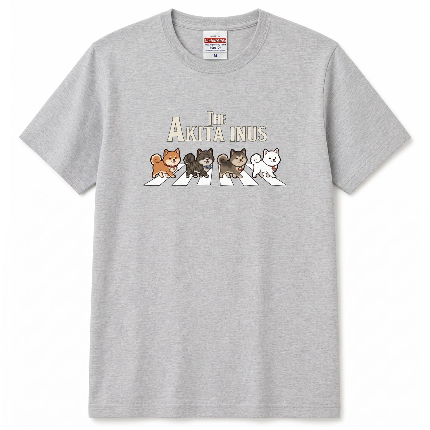 THE AKITA INUS | 横断歩道 ゆるかわ 秋田犬4匹（赤・虎・白） パロディ Tシャツ【犬好き・愛犬家・イベント・プレゼントに最適】