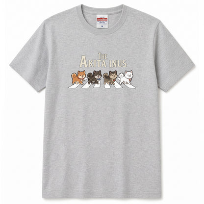 THE AKITA INUS | 横断歩道 ゆるかわ 秋田犬4匹（赤・虎・白） パロディ Tシャツ【犬好き・愛犬家・イベント・プレゼントに最適】