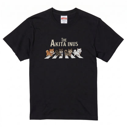 THE AKITA INUS | 横断歩道 ゆるかわ 秋田犬4匹（赤・虎・白） パロディ Tシャツ【犬好き・愛犬家・イベント・プレゼントに最適】