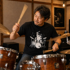 ドラムを叩く柴犬 柴犬Tシャツ | 音楽好き・犬好きに人気