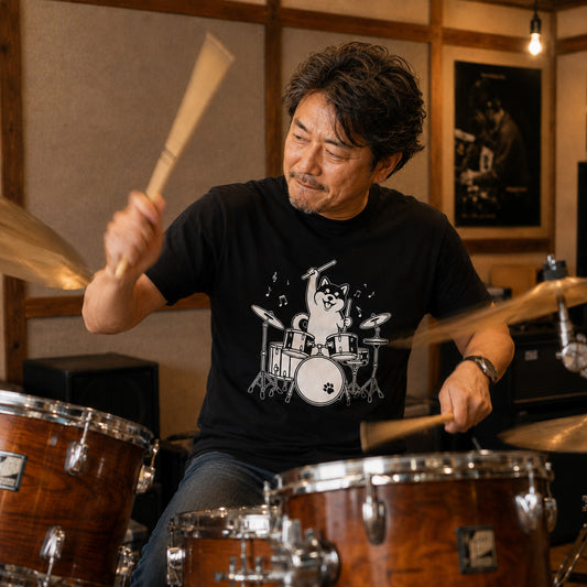 ドラムを叩く柴犬 柴犬Tシャツ | 音楽好き・犬好きに人気