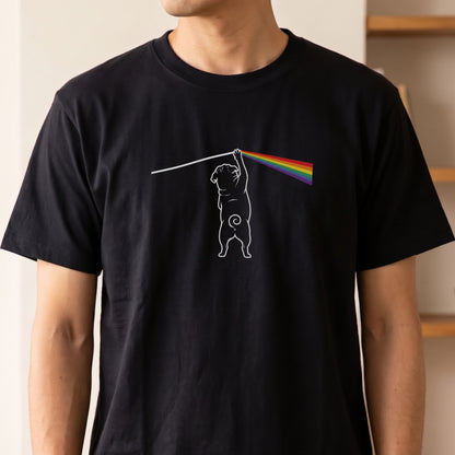 光のプリズムとパグ グラフィックTシャツ