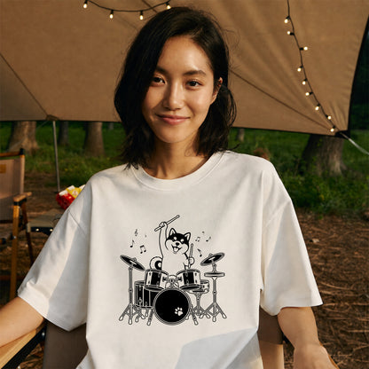 ドラムを叩く柴犬 柴犬Tシャツ | 音楽好き・犬好きに人気