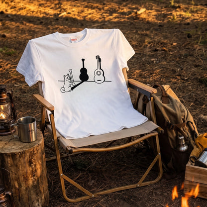 柴犬とギター影アート 白Tシャツ ｜音楽好きに人気｜InuJoy