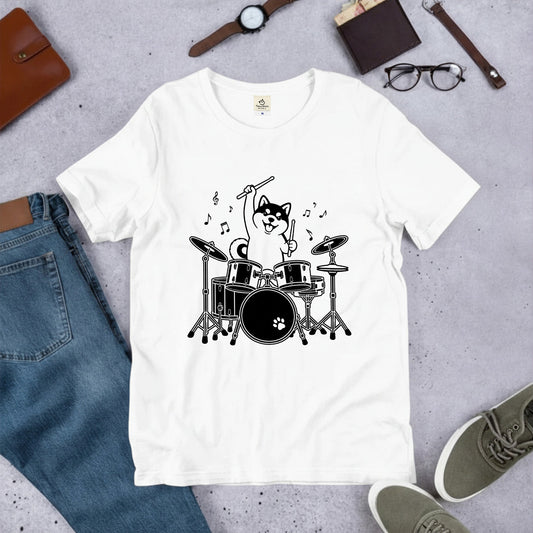 ドラムを叩く柴犬 柴犬Tシャツ | 音楽好き・犬好きに人気