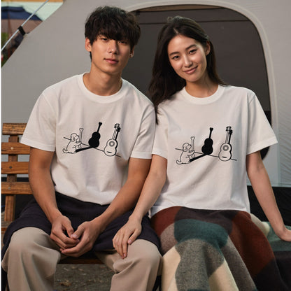 プードルとギター影アート 白Tシャツ｜音楽好きに人気