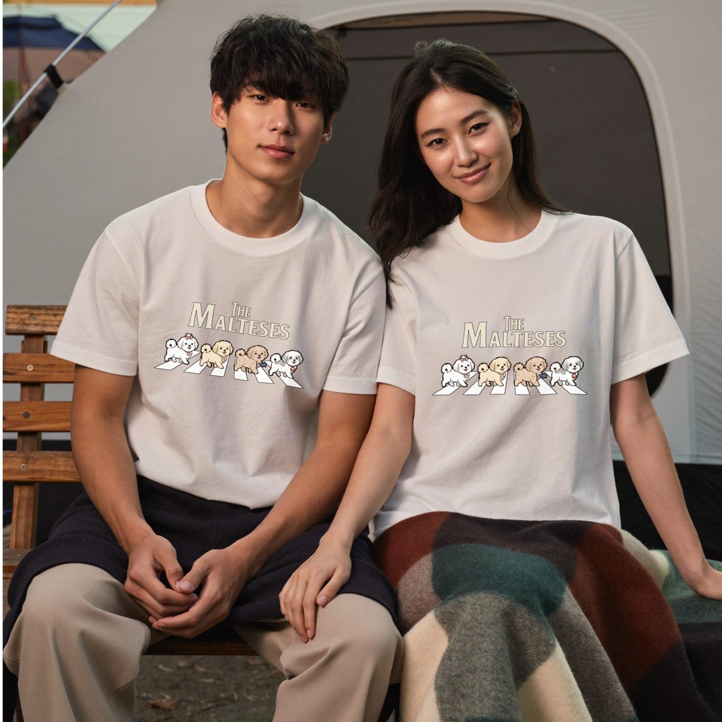 THE MALTESES | 横断歩道 ゆるかわ マルチーズ4匹 パロディ Tシャツ【犬好き・愛犬家・イベント・プレゼントに最適】