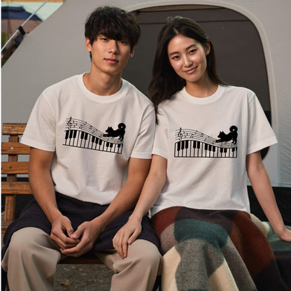 ピアノ鍵盤と音符犬 犬Tシャツ | ピアノ好き・音楽好きに人気
