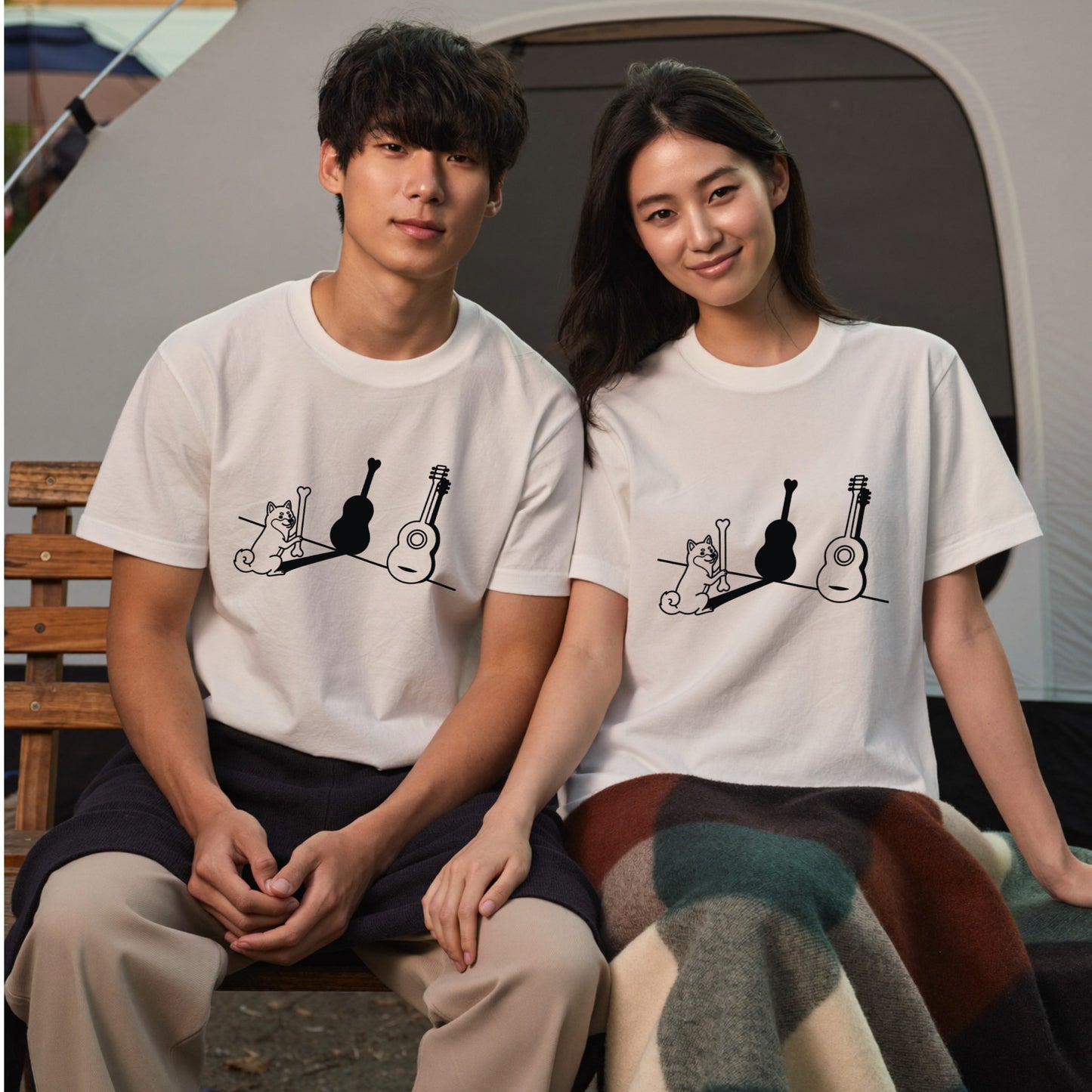 柴犬とギター影アート 白Tシャツ ｜音楽好きに人気｜InuJoy
