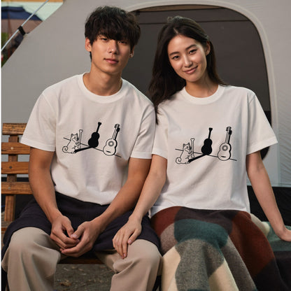 柴犬とギター影アート 白Tシャツ ｜音楽好きに人気｜InuJoy