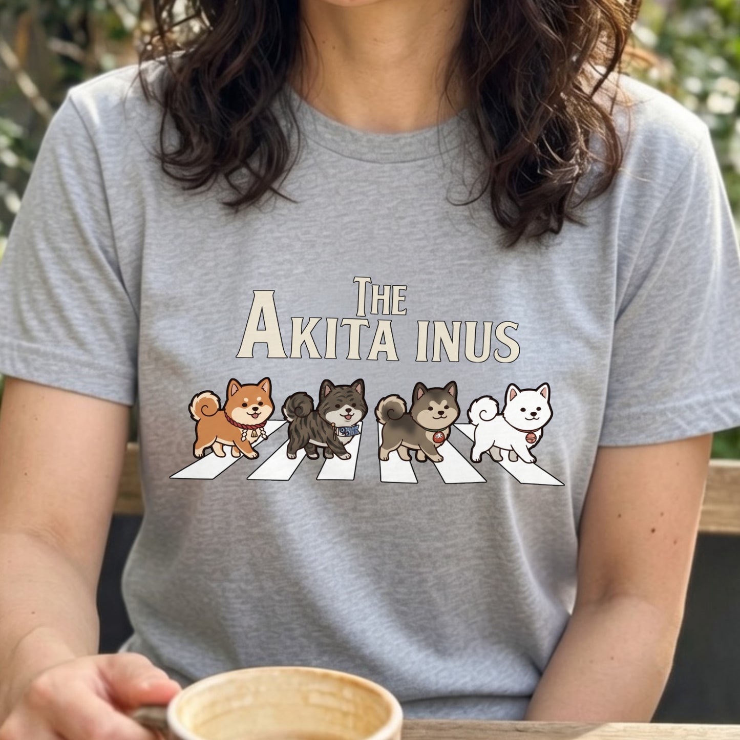 THE AKITA INUS | 横断歩道 ゆるかわ 秋田犬4匹（赤・虎・白） パロディ Tシャツ【犬好き・愛犬家・イベント・プレゼントに最適】
