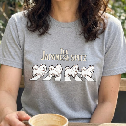 THE JAPANESE SPITZ | 横断歩道 ゆるかわ 白犬4匹 パロディ Tシャツ【犬好き・愛犬家・スピッツグッズ・イベント・プレゼントに最適】