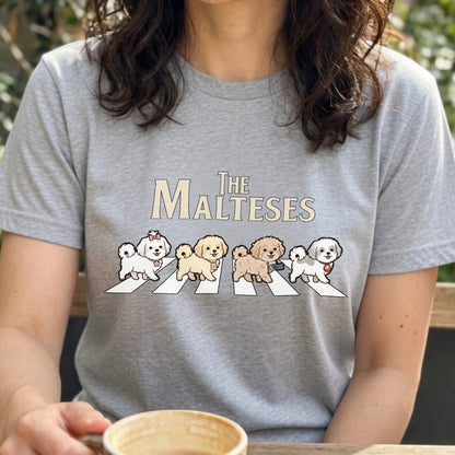 THE MALTESES | 横断歩道 ゆるかわ マルチーズ4匹 パロディ Tシャツ【犬好き・愛犬家・イベント・プレゼントに最適】