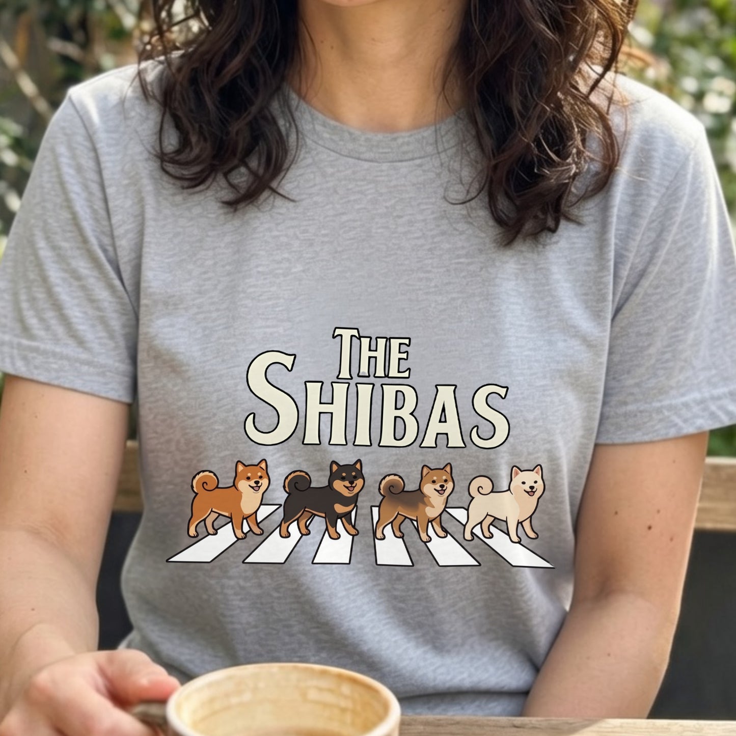THE SHIBAS | 柴犬 横断歩道 ゆるかわパロディTシャツ【犬好き・愛犬家・ギフトに最適】