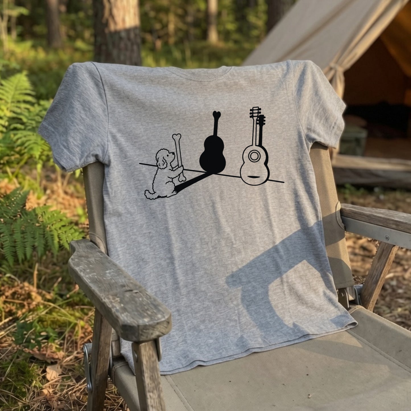 プードルとギター影アート 白Tシャツ｜音楽好きに人気