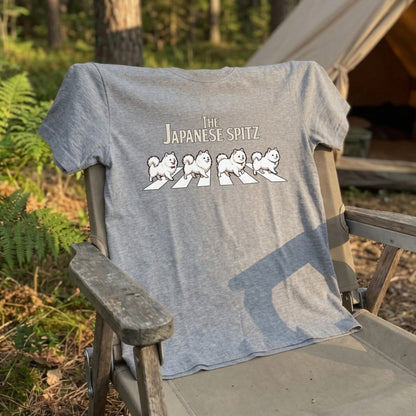 THE JAPANESE SPITZ | 横断歩道 ゆるかわ 白犬4匹 パロディ Tシャツ【犬好き・愛犬家・スピッツグッズ・イベント・プレゼントに最適】