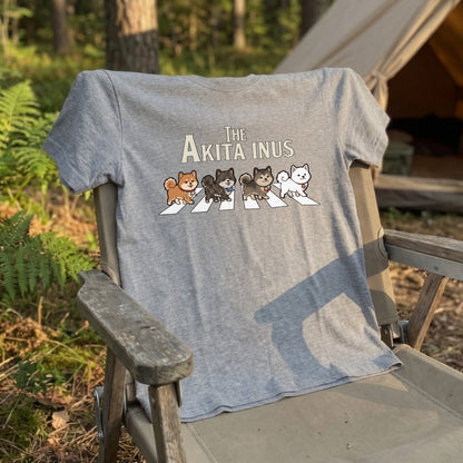 THE AKITA INUS | 横断歩道 ゆるかわ 秋田犬4匹（赤・虎・白） パロディ Tシャツ【犬好き・愛犬家・イベント・プレゼントに最適】