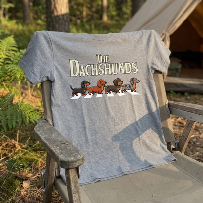 THE DACHSHUNDS | ミニチュアダックス 横断歩道 ゆるかわパロディTシャツ【犬好き・愛犬家・ギフトに最適】