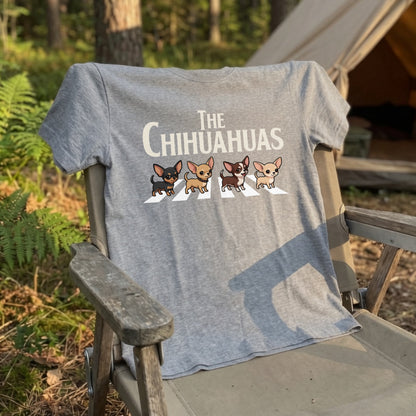 THE CHIHUAHUAS | チワワ 横断歩道 ゆるかわパロディTシャツ【犬好き・愛犬家・ギフトに最適】