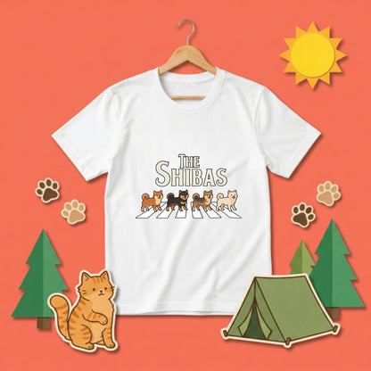 THE SHIBAS | 柴犬 横断歩道 ゆるかわパロディTシャツ【犬好き・愛犬家・ギフトに最適】
