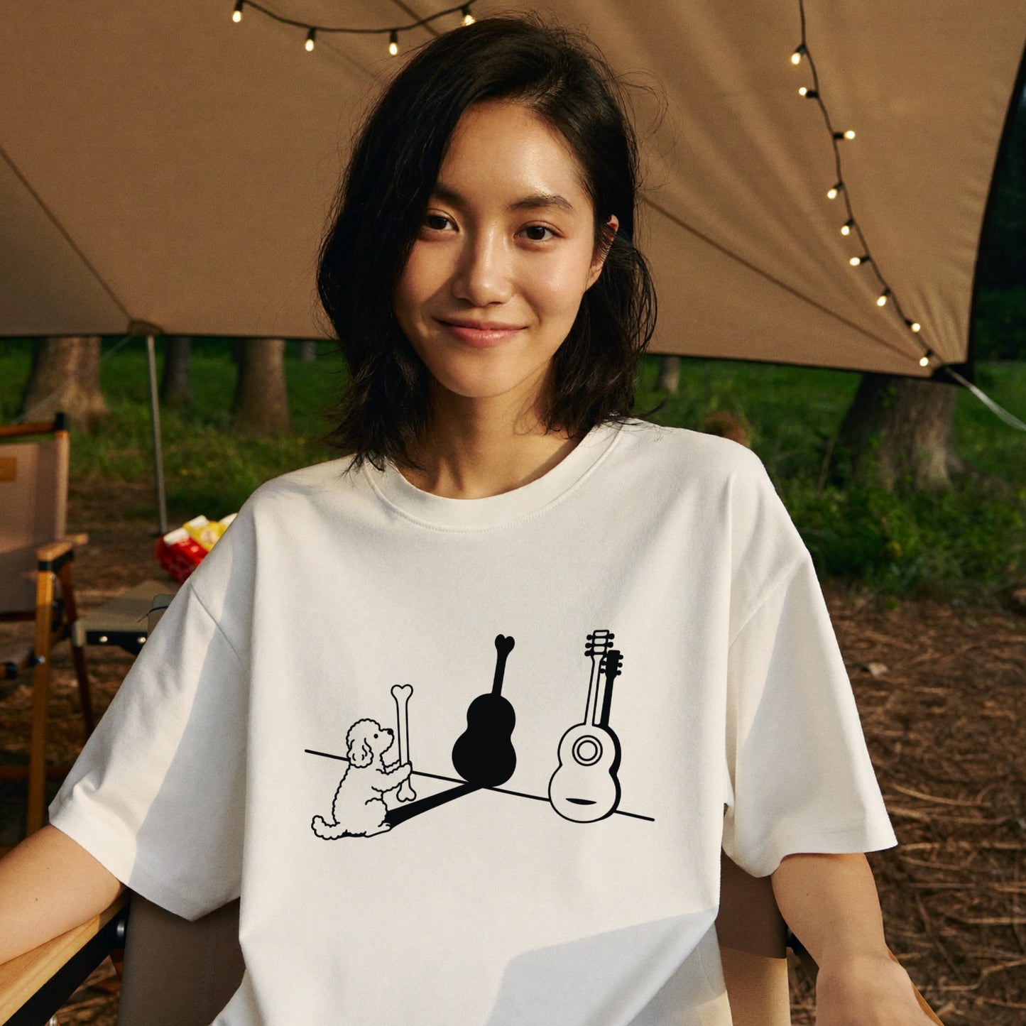 プードルとギター影アート 白Tシャツ｜音楽好きに人気