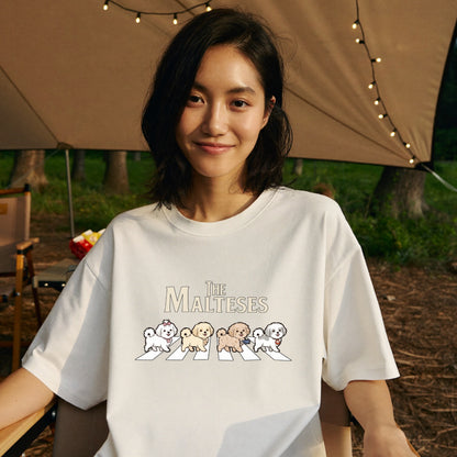THE MALTESES | 横断歩道 ゆるかわ マルチーズ4匹 パロディ Tシャツ【犬好き・愛犬家・イベント・プレゼントに最適】