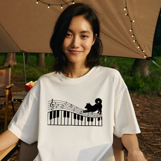 ピアノ鍵盤と音符犬 犬Tシャツ | ピアノ好き・音楽好きに人気