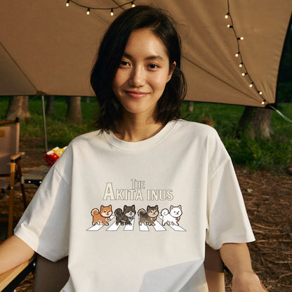 THE AKITA INUS | 横断歩道 ゆるかわ 秋田犬4匹（赤・虎・白） パロディ Tシャツ【犬好き・愛犬家・イベント・プレゼントに最適】