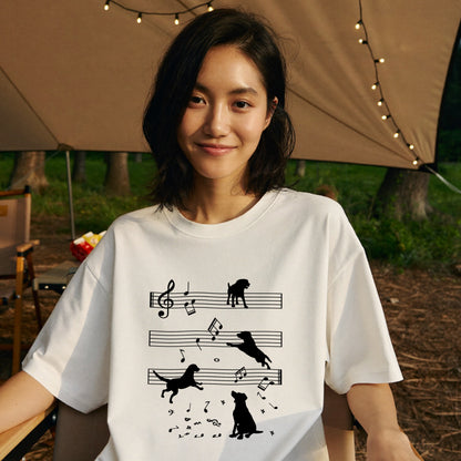 音符と踊る犬 犬Tシャツ | 音楽好き・犬好きに人気