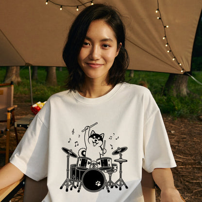ドラムを叩く柴犬 柴犬Tシャツ | 音楽好き・犬好きに人気
