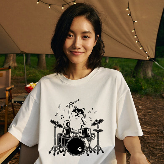 ドラムを叩く柴犬 柴犬Tシャツ | 音楽好き・犬好きに人気