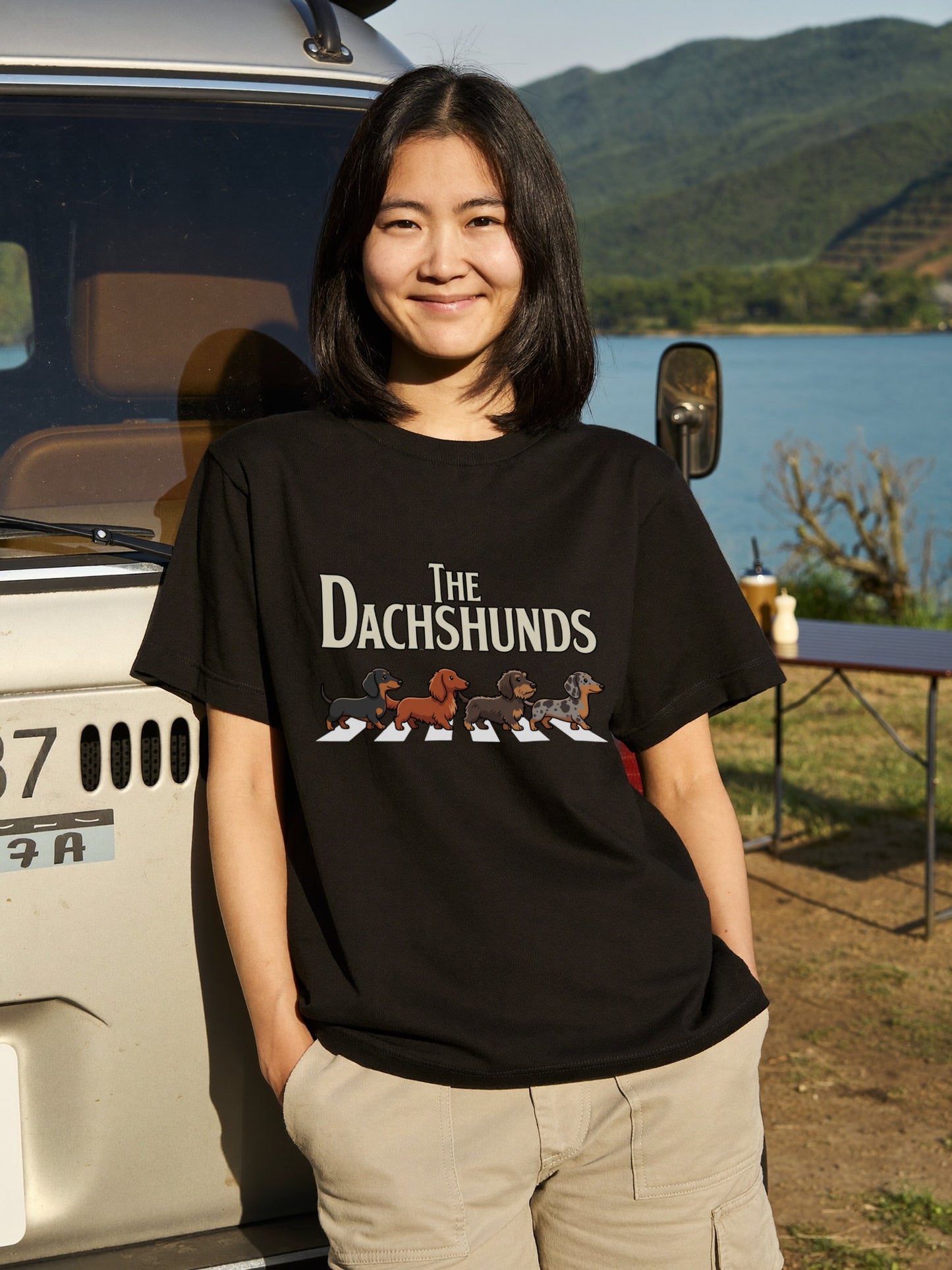 THE DACHSHUNDS | ミニチュアダックス 横断歩道 ゆるかわパロディTシャツ【犬好き・愛犬家・ギフトに最適】