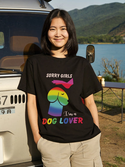 SORRY GIRLS | 虹色 レインボー 犬 イラスト 英語メッセージ Tシャツ【犬好き・愛犬家・ユニーク・プレゼントに最適】