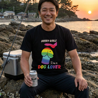 SORRY GIRLS | 虹色 レインボー 犬 イラスト 英語メッセージ Tシャツ【犬好き・愛犬家・ユニーク・プレゼントに最適】