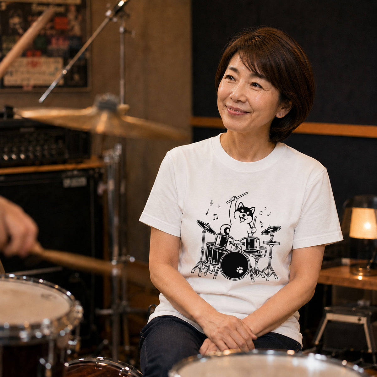 ドラムを叩く柴犬 柴犬Tシャツ | 音楽好き・犬好きに人気