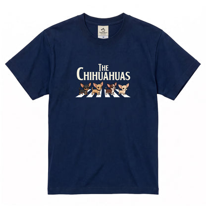 THE CHIHUAHUAS | チワワ 横断歩道 ゆるかわパロディTシャツ【犬好き・愛犬家・ギフトに最適】