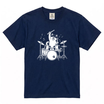 ドラムを叩く柴犬 柴犬Tシャツ | 音楽好き・犬好きに人気
