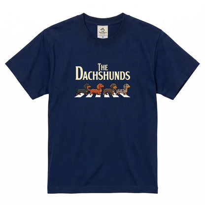 THE DACHSHUNDS | ミニチュアダックス 横断歩道 ゆるかわパロディTシャツ【犬好き・愛犬家・ギフトに最適】