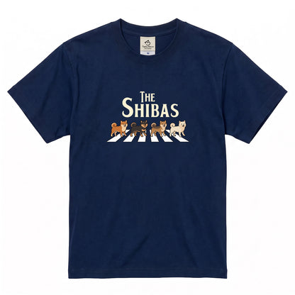 THE SHIBAS | 柴犬 横断歩道 ゆるかわパロディTシャツ【犬好き・愛犬家・ギフトに最適】