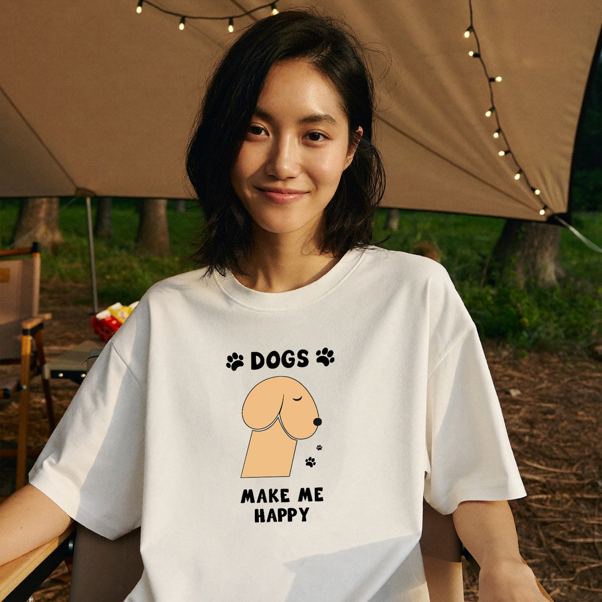 DOGS MAKE ME HAPPY | 犬 イラスト 英語メッセージ Tシャツ【犬好き・愛犬家・かわいい・誕生日ギフトに最適】